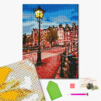 Жовтий ліхтар на вечірній вулиці