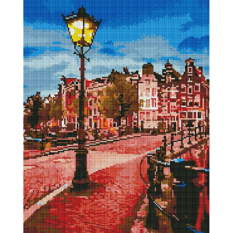 Жовтий ліхтар на вечірній вулиці