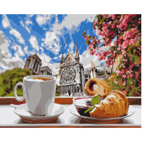 Кава з круасаном на фоні собору