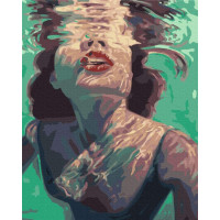 Дівчина під водою