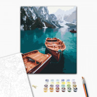 Човни на альпійському озері Човни на альпійському озері