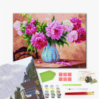 Рожеві піони на столі Рожеві піони на столі